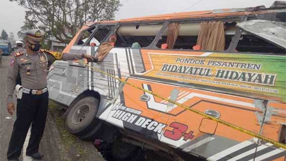 Bus pesantren yang mengalami kecelakaan setelah dihantam truk