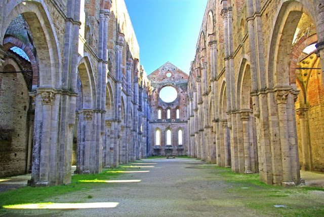 San Galgano Spada nella Roccia medioevo Viaggi d'Arte Italia Toscana Siena Architettura gotica Abbazia senza tetto copertura