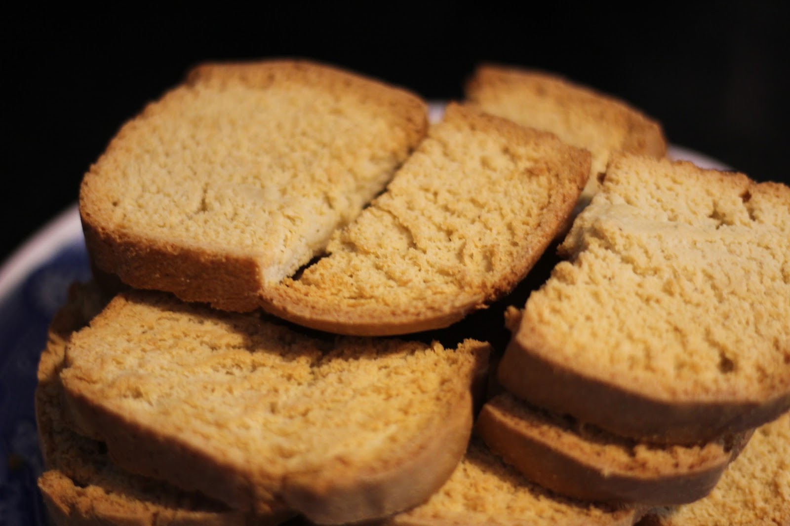 Можно печения при язве. Сухари. Черствый хлеб. Цельнозерновой хлеб при гастрите. Хлеб сухари.
