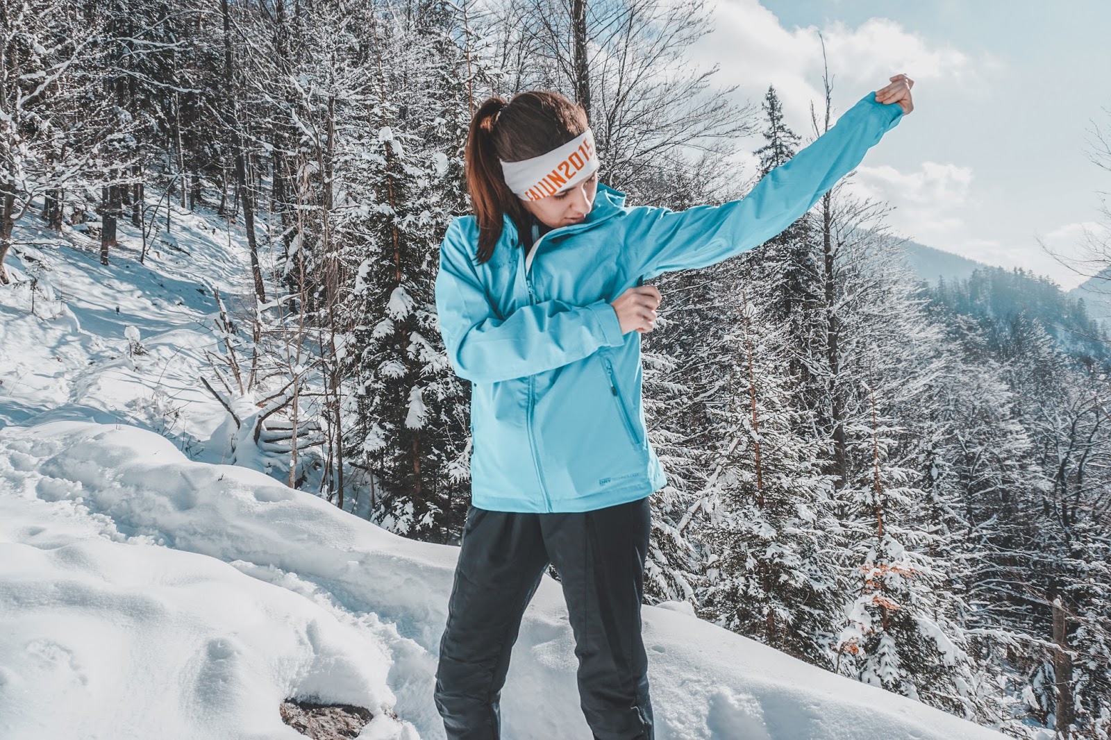 Jak ubrać się na zimowy trekking w górach? Mini poradnik Austria, ubiór w góry, wspinaczka, trekking w górach, ubiór na trekking, jaką kurtkę wybrać w góry, jaką kurtkę hardshell wybrać, blog podróżnicz, jak ubrać się zimą w góry