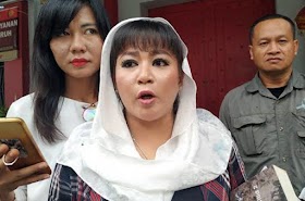 Sentil Marissa Haque, Dewi Tanjung: Emang Apa Hubungannya Omnibus Law dengan Surga?