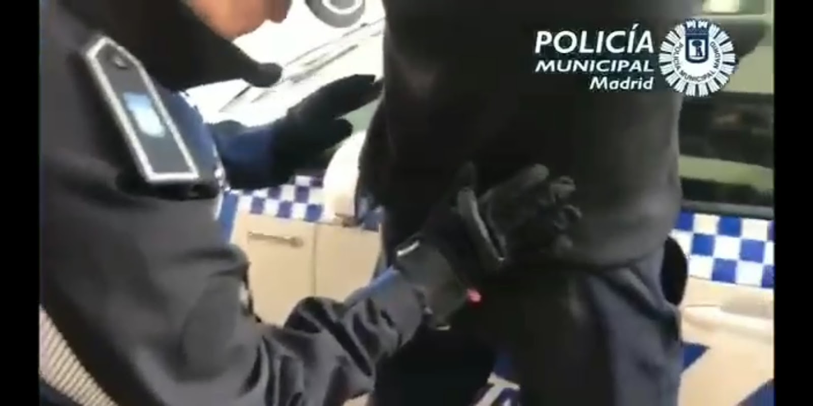 VER VÍDEO. ASÍ FUNCIONAN LOS NUEVOS GUANTES DETECTORES DE METALES DE LA POLICÍA LOCAL DE MADRID