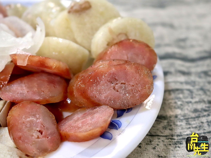 台南香腸熟肉／80多年老店傍晚才營業／當天採買新鮮食材備料／用餐時段必客滿／在地人帶路沒有觀光客／老台南人回憶中的傳統古早味