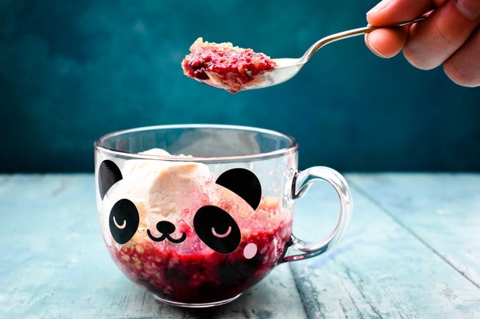 Penghancur Blackberry dalam microwave Microwave blackberry hancur dalam cangkir kaca dengan wajah panda