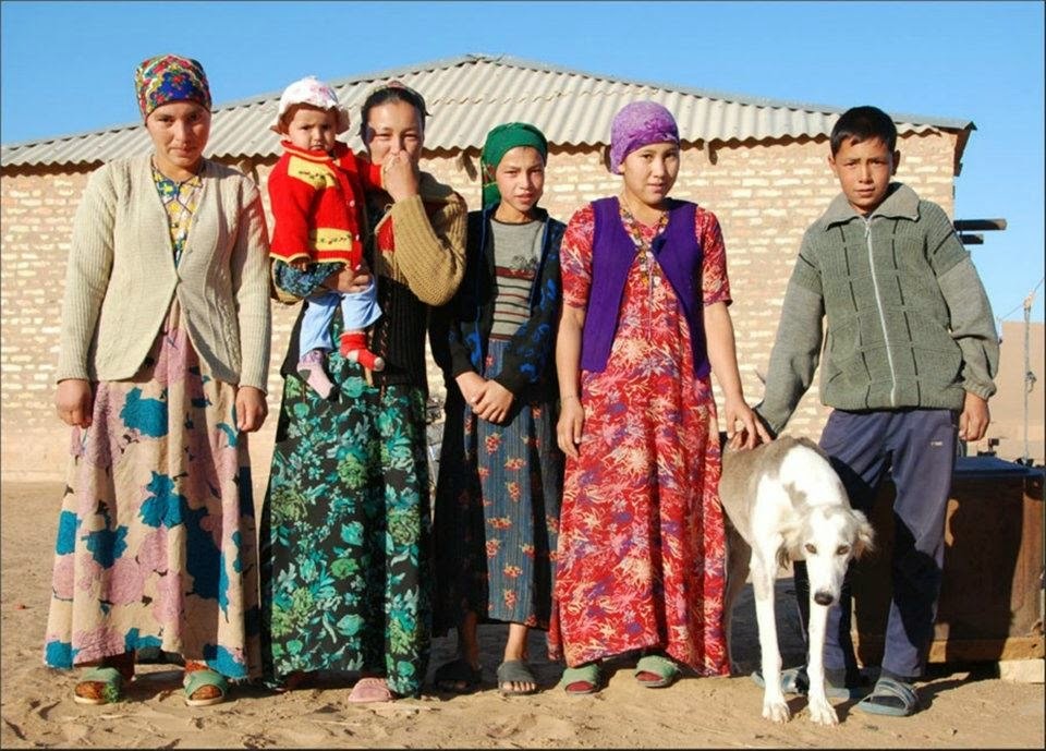 Туркмены и узбеки. Узбекская семья. Таджикская семья. Традиционная семья в Узбекистане. Узбеки и туркмены.