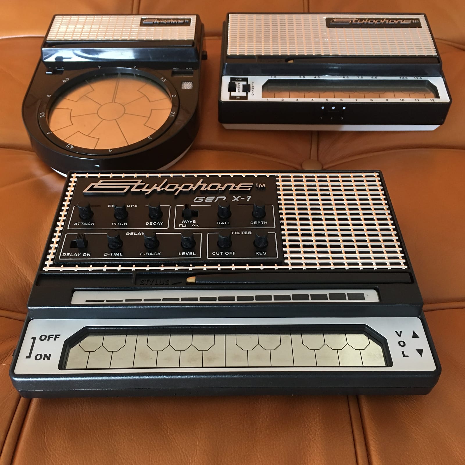 Стилофон это. Стилофон Gen x-1. Stylophone 350s. Ретро-синтезатор Stylophone 350s. Stylophone музыкальный инструмент.
