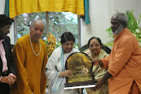 Lata Mangeshkar Receives First Sathkalaratna Puraskar