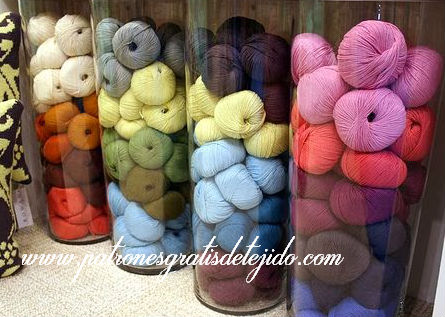 Hilos de colores o ovillos de lana para tejer en los estantes de