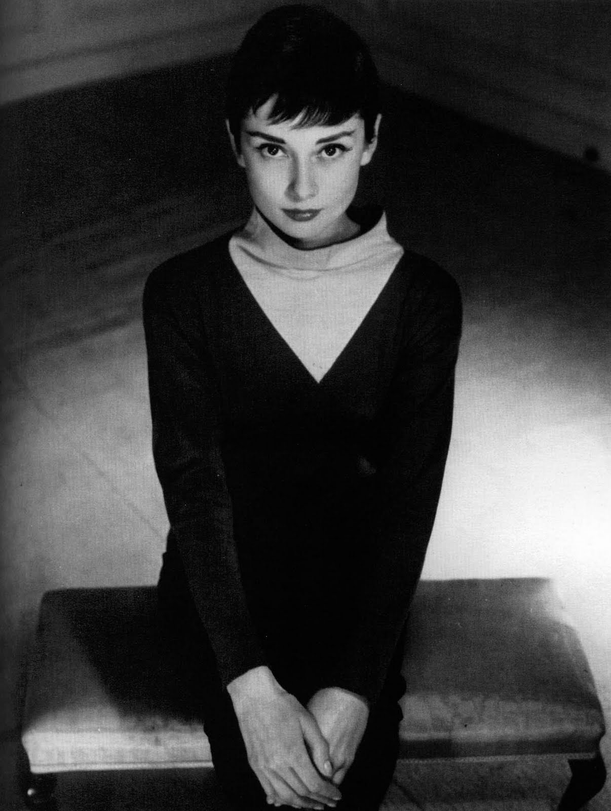 http://1.bp.blogspot.com/-16CFVIK8q1s/TcH7uiYEnZI/AAAAAAAABV8/s-FiWVy92pw/s1600/wallpapers_audrey_hepburn+%252827%2529.jpg