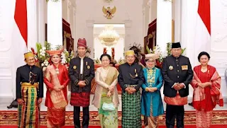 pakaian adat yang dipakai presiden dan mantan presiden indonesia www.simplenews.me