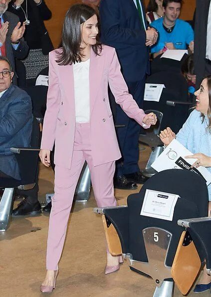 Queen Letizia wore Hugo Boss Jericoa stretch wool double breasted blazer and trousers an Boss silk blouse