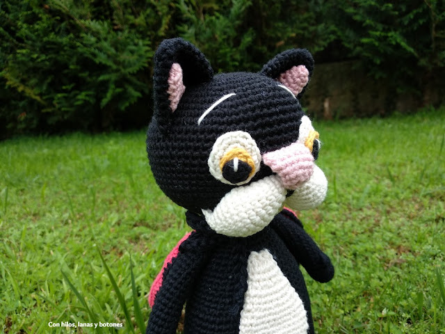 Con hilos, lanas y botones: el gato Samaín amigurumi (patrón Cucapuntoes)"
