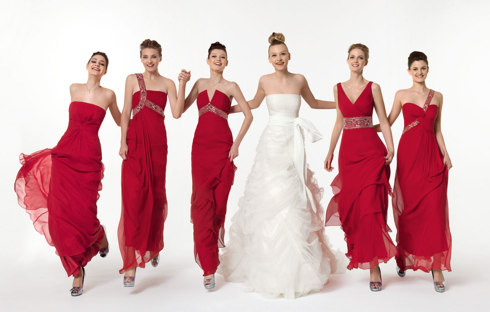 Какой цвет платья невесты. Красное свадебное платье. Платье на свадьбу. Платье подружки невесты. Подружки невесты в красных платьях.