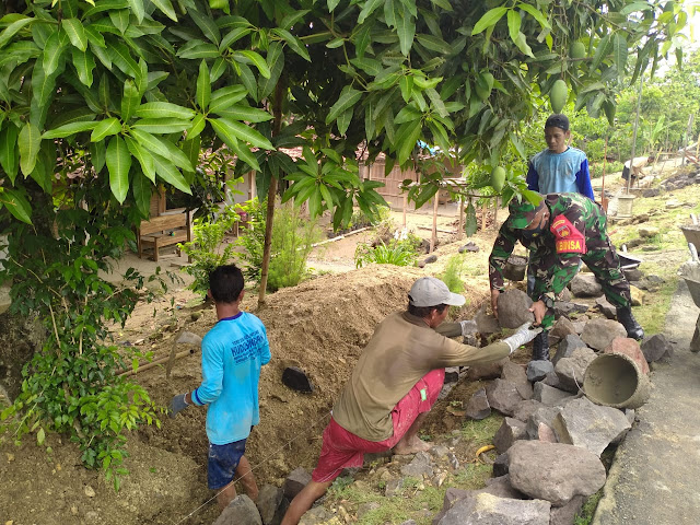 Wujud Kepedulian TNI, Babinsa Tempelrejo Bersama Warga Buat Talud Jalan Desa