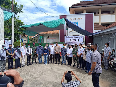 77f7db6c 033c 4523 a3e4 d7a3ac04701d Kapolda Lampung Bersama Forkopimda Prov. Lampung Meninjau Langsung ke 4 Tempat TPS di Bandar Lampung