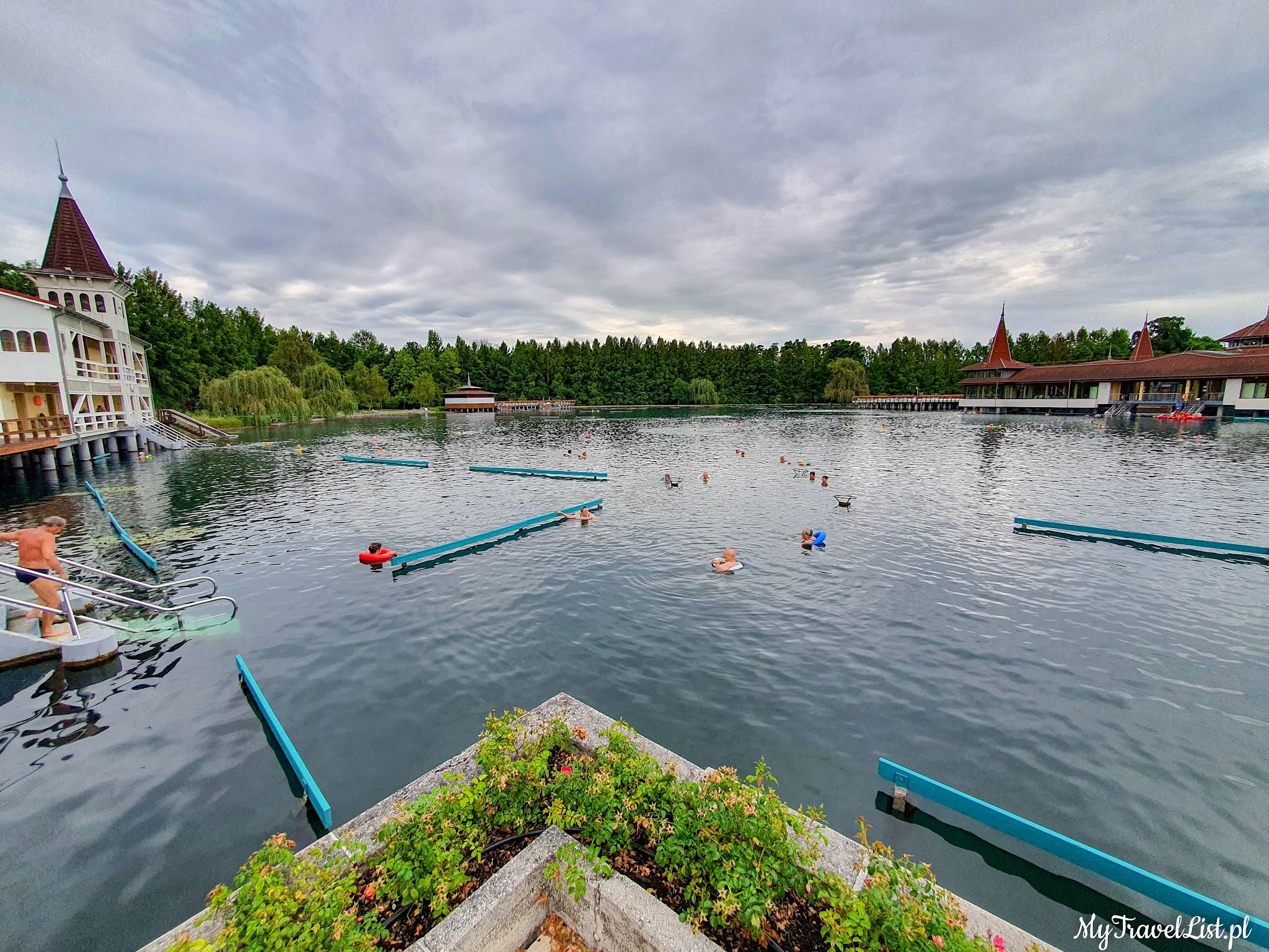 Oto największe naturalne jezioro termalne w Europie o którym mało kto słyszał. Poznaj Heviz na