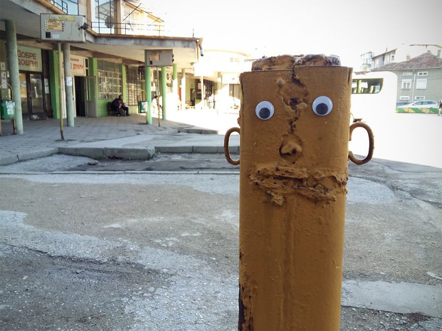 Guy Puts Googly Eyes On Broken Street Objects And The Result Is Hilarious