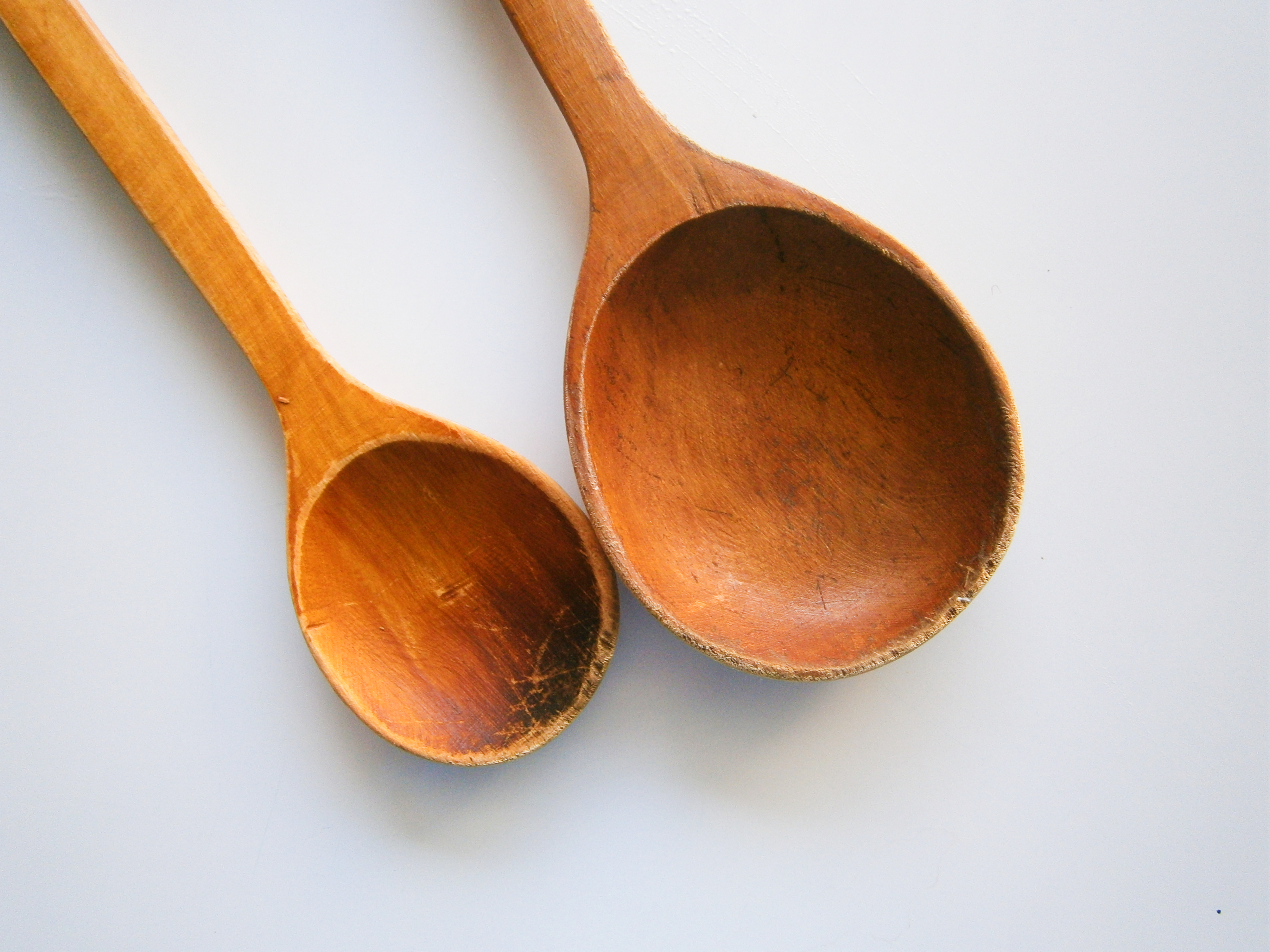 Cuchara de palo de madera que sirve para mover o servir comida