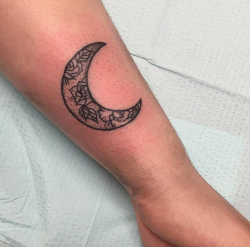 Diese kleine rose-gefüllt crescent moon tattoo