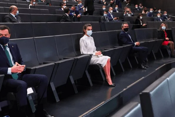 Queen Letizia wore a printed didi dress by Cherubina, and black pumps by Manolo Blahnik. She carries awhite leather shoulder bag by Furla