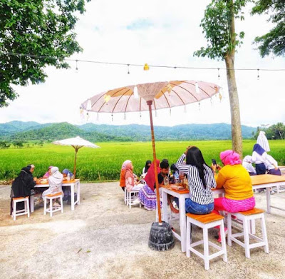 Jogjakarta selalu identik dan kental dengan makanan angkringan pinggir jalan yang syahdu dan romantis. Bagi kalangan anak - anak muda yang pernah tinggal di Jogja, tentunya sering merasakan jajanan angkringan yang terkenal murah dan enak. Kali ini saya mengulas tempat makan dengan konsep angkringan yang wajib kalian coba jika sedang bermain ke Jogjakarta yaitu Geblek Menoreh View dari Kulon Progo. Lokasi wisata ini mengusung konsep utama angkringan namun dilengkapi dengan pemandangan persawahan di sekitar pegunungan menoreh yang menenangkan dan menyejukan mata. Selain menikmati makanan dan minuman serba murah yang ada disini, kalian juga bisa mencoba berbagai aktivitas yang disediakan yaitu gowes mengelilingi kampung dan melalui area persawahan, selain itu kalian juga bisa mencoba untuk mendapatkan foto keren dengan berfoto di tengah sawah. Selain terkenal akan industri pakaian batiknya, Kulon Progo juga mempunyai daya tarik wisata yang sangat indah dan tentu bakalan bikin sobat yang bertandang ke sana, kangen untuk kembali lagi. Nah, buat kamu yang ingin menikmati panorama hijau nan memanjakan mata sembari menikmati menu angkringan di sana. Geblek Menoreh View bisa jadi tujuan kamu untuk bersantai dan pasti bikin kamu tenang deh. Geblek Menoreh View merupakan angkringan yang punya pemandangan sawah di Kulon Progo. Tempat ini berlokasi di kawasan Pamonosutan, Kembang, Nanggulan, Kabupaten Kulon progo. Tempat ini menawarkan pemandangan sawah hijau yang membentang. Hal inilah yang membedakan Geblek Menoreh View dengan angkringan lainnya. Karena pemandangannya yang indah, tidak sedikit pengunjung yang datang untuk berfoto-foto di sini. Tak hanya menjadi tempat favorit untuk berfoto, Geblek Menoreh View juga menawarkan fasilitas penyewaan sepeda dengan harga Rp 15.000. Sehingga, pengunjung bisa naik sepeda di jalan kecil dengan sawah di sebelah kanan dan kirinya. Untuk urusan makanannya, Geblek Menoreh View menghadirkan menu utama geblek yang merupakan ikon makanan Kulon Progo. Geblek merupakan olahan makanan yang terbuat dari tepung tapioka dan bumbu bawang. Setelah tercampur, adonan geblek pun digoreng sampai matang. Selain geblek, pengunjung juga bisa mencicipi kelezatan kuliner khas angkringan lainnya seperti nasi kucing, aneka sate, dan gorengan. Sebagai catatan sobat, Geblek Menoreh View beroperasi setiap hari mulai pukul 07.00 – 19.00 WIB. Dengan begitu, pengunjung punya waktu lebih banyak untuk menikmati pemandangan sawah di tempat ini. Tentunya selama masa pandemi, Geblek Menoreh View menerapkan protokol kesehatan yang ketat. Seperti melakukan pengecekan suhu tubuh dengan batas tertentu, mewajibkan pengunjung mencuci tangan dengan sabun secara berkala, memakai masker dan menjaga jarak dengan pengunjung lainnya. Akhir Kata Banyak sekali spot - spot wisata baru di wilayah Nanggulan Kulon Progo ini, akan saya ulas kembali di artikel selanjutnya. Jika sobat sedang berlibur di kota ini, sempatkan juga untuk mengunjungi tempat wisata yang sedang hits ini. Jangan lupa selalu jaga kesehatan kesita sobat beraktivitas kemanapun agar terhindar dari bahaya virus covid-19. Semoga artikel ini bermanfaat dan selamat berlibur. Sumber : https://tribunpontianaktravel.tribunnews.com/2020/12/28/asyiknya-bersantai-di-geblek-menoreh-view-sensasi-angkringan-dengan-pemandangan-sawah menikmati-wisata-geblek-menoreh-view-yang-lagi-hits-di-jogja Jogjakarta selalu identik dan kental dengan makanan angkringan pinggir jalan yang syahdu dan romantis. Bagi kalangan anak - anak muda yang pernah tinggal di Jogja, tentunya sering merasakan jajanan angkringan yang terkenal murah dan enak. Kali ini saya mengulas tempat makan dengan konsep angkringan yang wajib kalian coba jika sedang bermain ke Jogjakarta yaitu Geblek Menoreh View dari Kulon Progo. Lokasi wisata ini mengusung konsep utama angkringan namun dilengkapi dengan pemandangan persawahan di sekitar pegunungan menoreh yang menenangkan dan menyejukan mata. Selain menikmati makanan dan minuman serba murah yang ada disini, kalian juga bisa mencoba berbagai aktivitas yang disediakan yaitu gowes mengelilingi kampung dan melalui area persawahan, selain itu kalian juga bisa mencoba untuk mendapatkan foto keren dengan berfoto di tengah sawah. Selain terkenal akan industri pakaian batiknya, Kulon Progo juga mempunyai daya tarik wisata yang sangat indah dan tentu bakalan bikin sobat yang bertandang ke sana, kangen untuk kembali lagi. Nah, buat kamu yang ingin menikmati panorama hijau nan memanjakan mata sembari menikmati menu angkringan di sana. Geblek Menoreh View bisa jadi tujuan kamu untuk bersantai dan pasti bikin kamu tenang deh. Geblek Menoreh View merupakan angkringan yang punya pemandangan sawah di Kulon Progo. Tempat ini berlokasi di kawasan Pamonosutan, Kembang, Nanggulan, Kabupaten Kulon progo. Tempat ini menawarkan pemandangan sawah hijau yang membentang. Hal inilah yang membedakan Geblek Menoreh View dengan angkringan lainnya. Karena pemandangannya yang indah, tidak sedikit pengunjung yang datang untuk berfoto-foto di sini. Tak hanya menjadi tempat favorit untuk berfoto, Geblek Menoreh View juga menawarkan fasilitas penyewaan sepeda dengan harga Rp 15.000. Sehingga, pengunjung bisa naik sepeda di jalan kecil dengan sawah di sebelah kanan dan kirinya. Untuk urusan makanannya, Geblek Menoreh View menghadirkan menu utama geblek yang merupakan ikon makanan Kulon Progo. Geblek merupakan olahan makanan yang terbuat dari tepung tapioka dan bumbu bawang. Setelah tercampur, adonan geblek pun digoreng sampai matang. Selain geblek, pengunjung juga bisa mencicipi kelezatan kuliner khas angkringan lainnya seperti nasi kucing, aneka sate, dan gorengan. Sebagai catatan sobat, Geblek Menoreh View beroperasi setiap hari mulai pukul 07.00 – 19.00 WIB. Dengan begitu, pengunjung punya waktu lebih banyak untuk menikmati pemandangan sawah di tempat ini. Tentunya selama masa pandemi, Geblek Menoreh View menerapkan protokol kesehatan yang ketat. Seperti melakukan pengecekan suhu tubuh dengan batas tertentu, mewajibkan pengunjung mencuci tangan dengan sabun secara berkala, memakai masker dan menjaga jarak dengan pengunjung lainnya. Akhir Kata Banyak sekali spot - spot wisata baru di wilayah Nanggulan Kulon Progo ini, akan saya ulas kembali di artikel selanjutnya. Jika sobat sedang berlibur di kota ini, sempatkan juga untuk mengunjungi tempat wisata yang sedang hits ini. Jangan lupa selalu jaga kesehatan kesita sobat beraktivitas kemanapun agar terhindar dari bahaya virus covid-19. Semoga artikel ini bermanfaat dan selamat berlibur. Sumber : https://tribunpontianaktravel.tribunnews.com/2020/12/28/asyiknya-bersantai-di-geblek-menoreh-view-sensasi-angkringan-dengan-pemandangan-sawah menikmati-wisata-geblek-menoreh-view-yang-lagi-hits-di-jogja