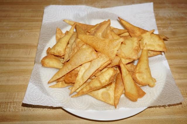 PORCIONES: 3 TORTILLAS    TIEMPO: 20 MINUTOS   INGREDIENTES ½ taza de harina de maíz 1/3 taza de harina blanca de trigo para todo uso ¼ taza y 1 cucharadita de agua fría ¼ cucharadita de sal Aceite de vegeta para freír  PREPARACIÓN En un bol, mezclar la harina de maíz con la harina blanca y el agua. Formar una bola suave, no debe quedar pegajosa.