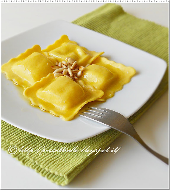 Ravioloni al tartufo bianco con burro di cacao e pinoli