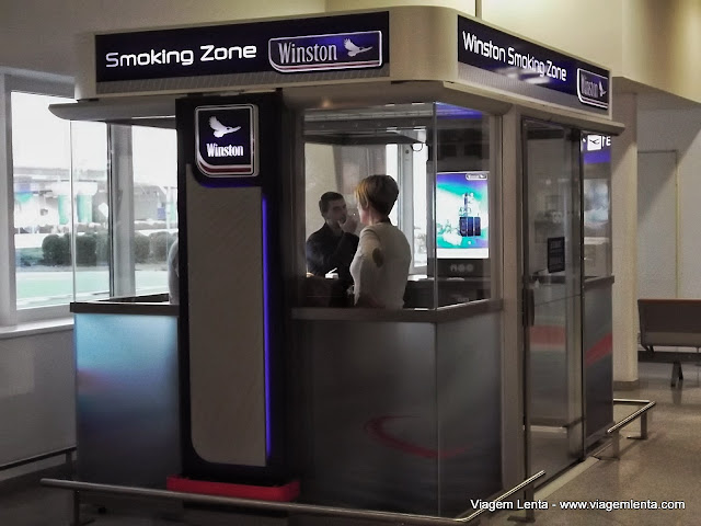 Fumar no aeroporto pode. Mas dentro da caixinha!