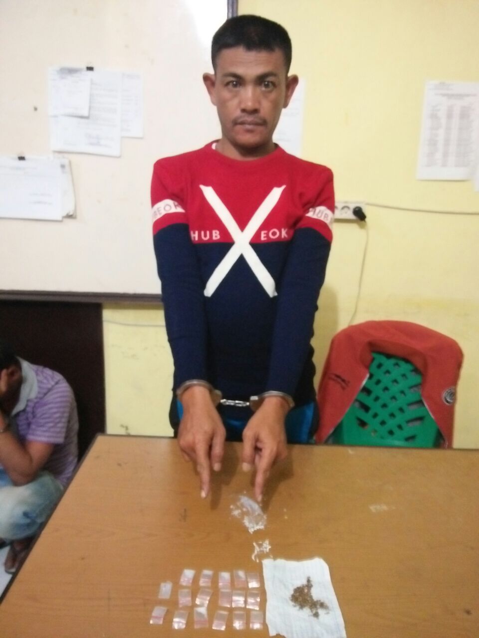 BS tersangka narkoba yang kabur dari tahan Polres Taput dan ditangkap saat bersembunyi di pondok di kebun jeruk. BS tersangka narkoba yang kabur dari tahan Polres Taput dan ditangkap saat bersembunyi di pondok di kebun jeruk.