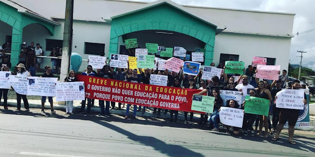 Estudantes e profissionais da educação fizeram manifestação pelas ruas de Catolé do Rocha