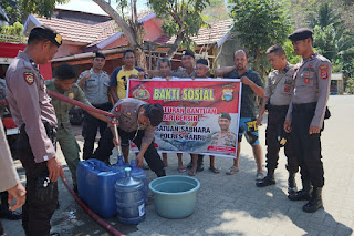 Personil Polres Barru dan Polsek Jajaran  Melaksanakan  Kerja Bakti sosial