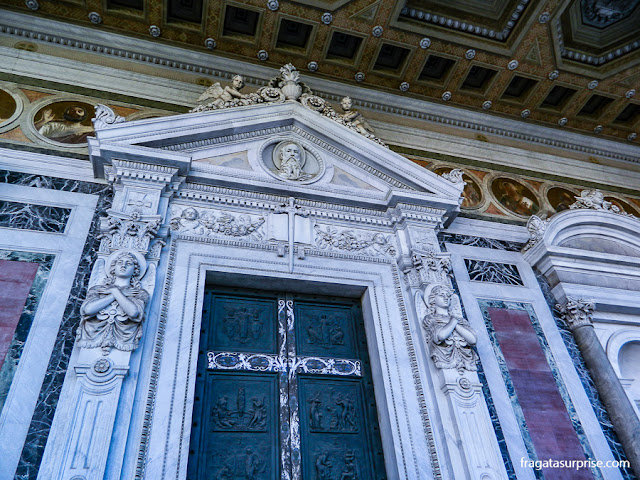 Portas de bronze da Basílica de São Paulo Extramuros, em Roma