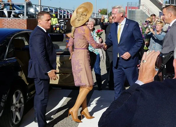 Queen Maxima wore Natan floral tulle dress and LK Bennett pumps at Grolsch Veste Congress Center. she wore pink diamond earrings