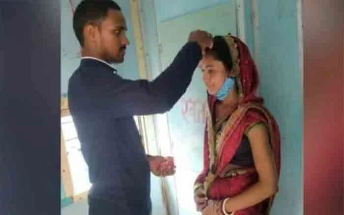 Lover filled sindoor in mang of a married woman In front of toilet in running train, Bihar, News, Religion, Marriage, Social Media, Train, Criticism, National