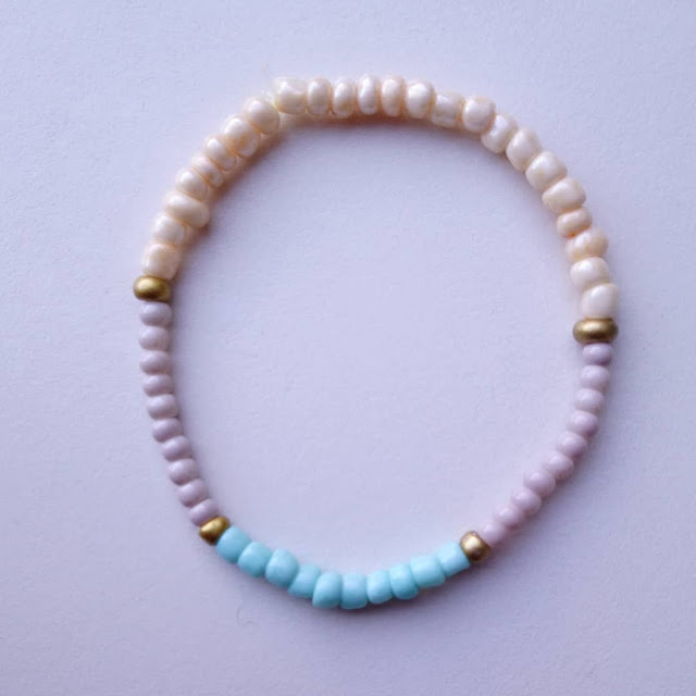 Vrolijke armbandenset met hartjes en letterkralen