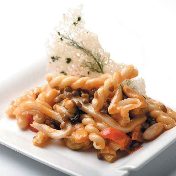 Gemelli mit Hülsenfrüchten und Weichtieren