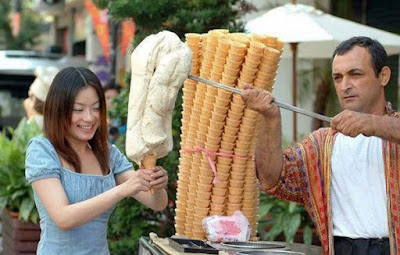 Lustige Frau mit großem Eis Lustige Frau mit großem Eis
