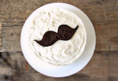 tarta decorada con un bigote