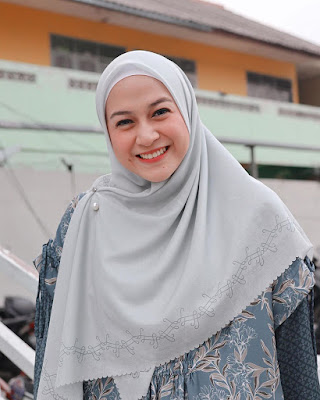 Nina Zatulini cantik hijab dan jilbab OOTD