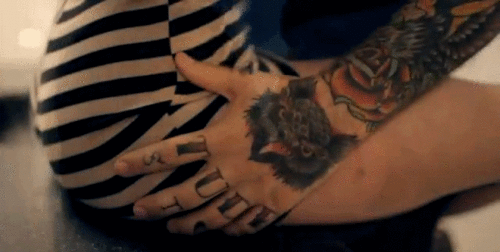Resultado de imagem para gif pegada tatuado