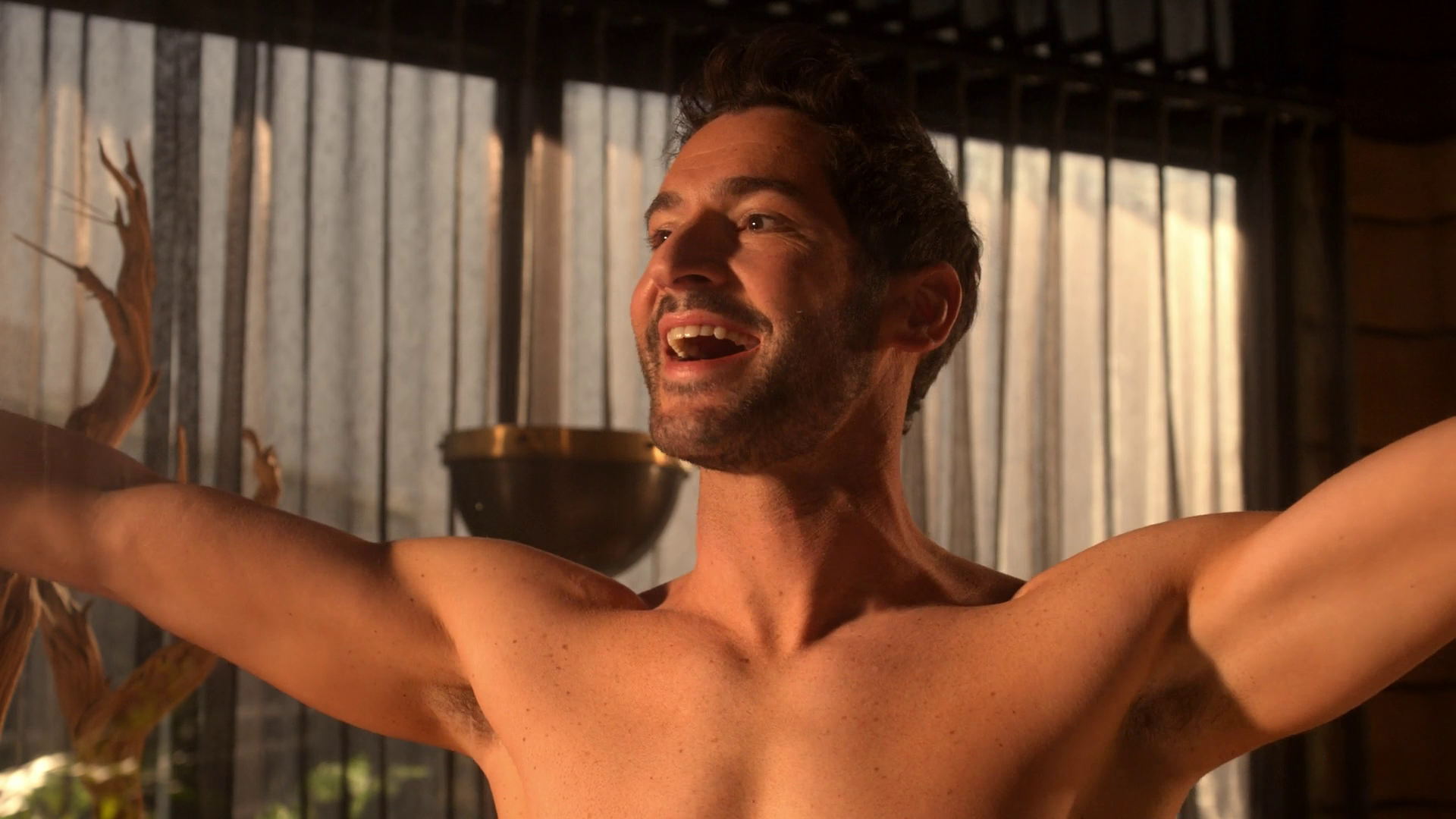 ausCAPS: Tom Ellis nude in Lucifer 6-09 "Goodbye, Lucifer"