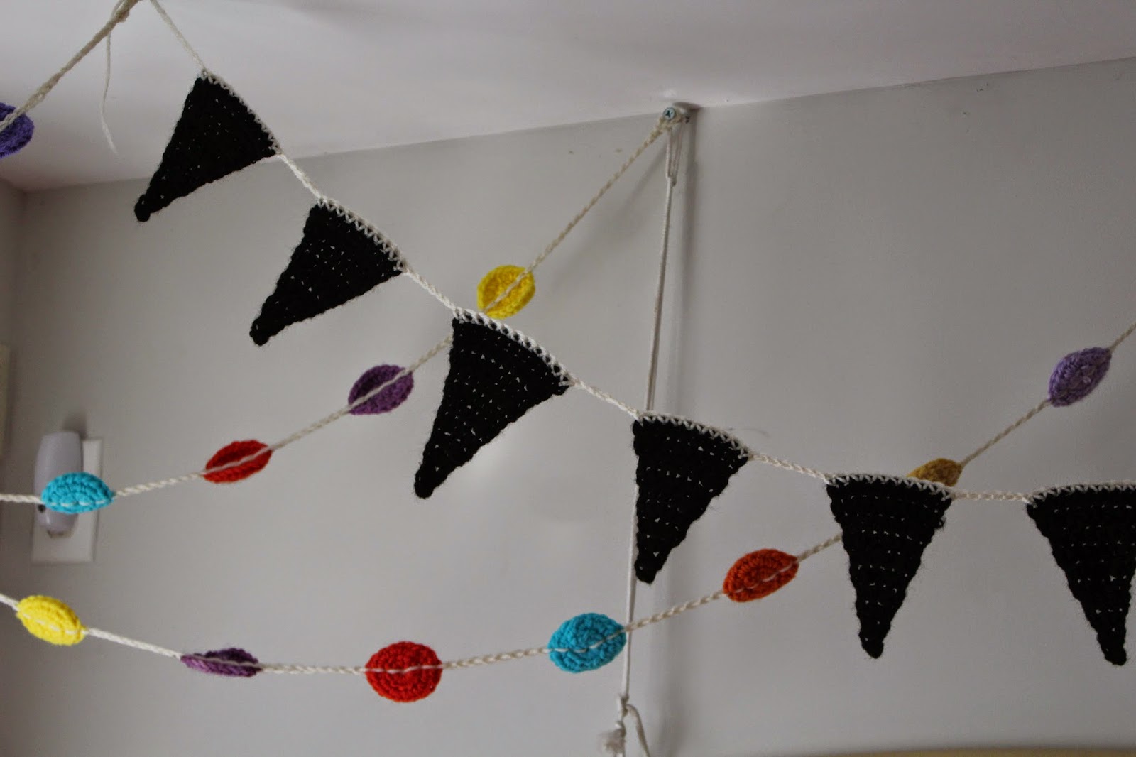 Lively Crochet Rhythmic Youth Triangle Garland Tutorial