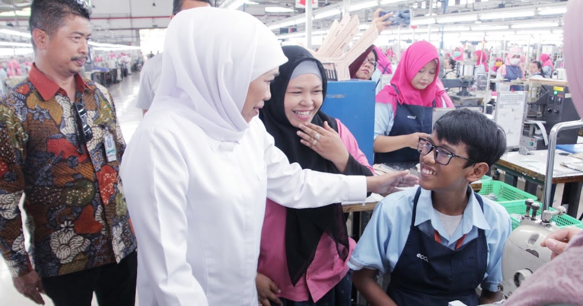 Gubernur Khofifah Kunjungi dan Sapa Karyawan Tiga Pabrik di Sidoarjo | Liputan Indonesia