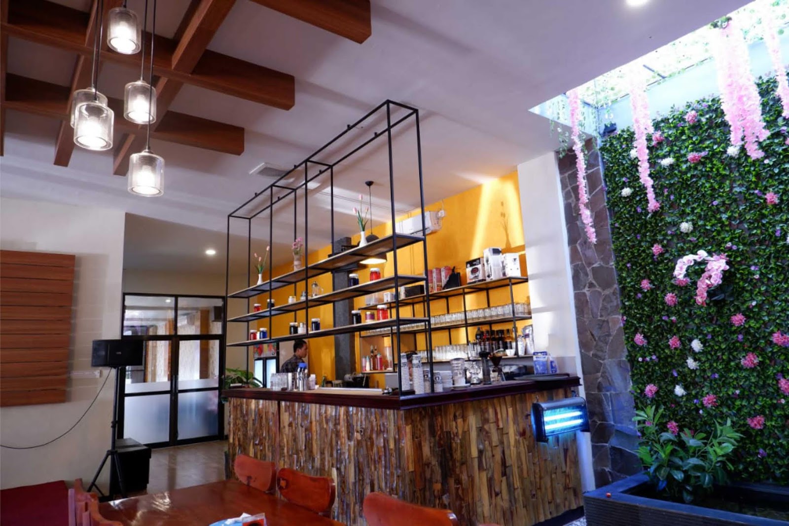 Explore Jember Menghimpun Senja Di Queen Cafe And Resto Jember Ilhamsadli Com