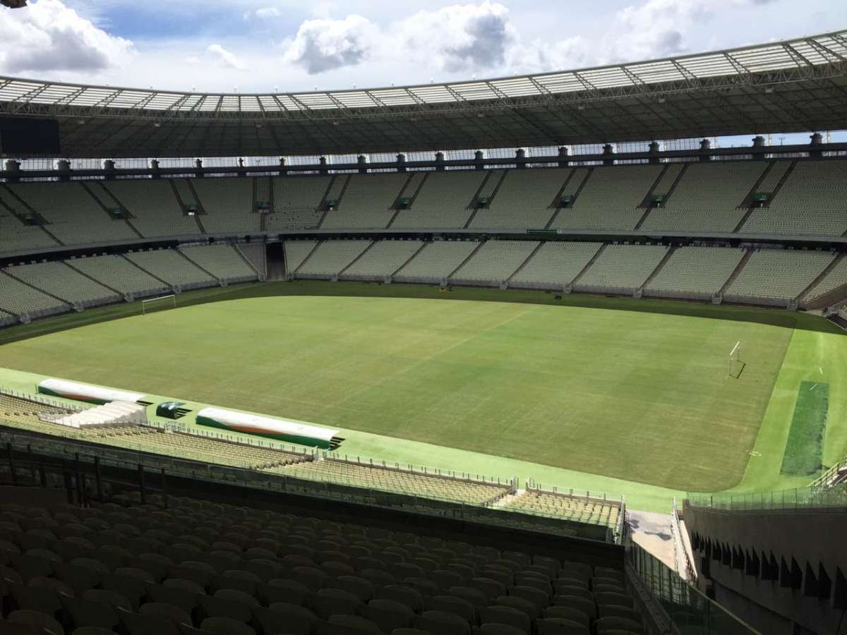 Homem mulher e jogando futebol no campo do estádio gramado e ambiente  natural em jogo de competição e desafio amigos de fitness esportistas e  jogadores de futebol em treinamento de bola de