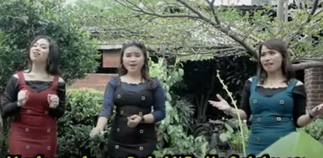 Lirik Lagu Ikkon Ho Do Rongkaphi - Senandung Sister