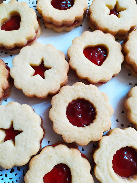 French food Friday -Sablés fourrés à la confiture/Linzer Biscuits