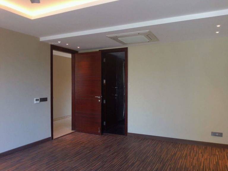 SAYA PROPERTIES Flat for sale at pataudi house daryaganj 2 Cr 9811237690