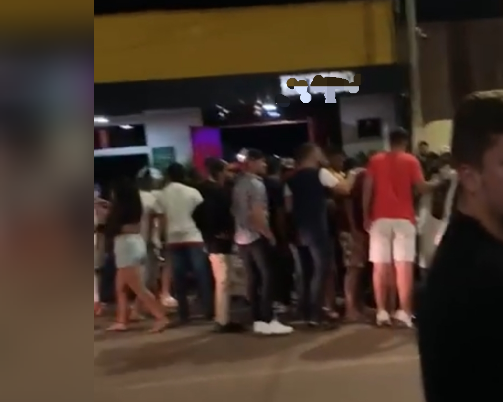 Conforme a defesa de Jhonnata, ele esteve no local apenas para buscar a namorada, que é cantora, e precisou ir ao banheiro, quando acabou envolvido em uma confusão. O advogado do militar alega que o policial foi cercado por quatro homens após um mal-entendido na casa noturna, em decorrência de ter esbarrado em João. Este teria reagido agressivamente, empurrando o policial e iniciado uma briga. O policial alegou ter pedido desculpas e erguido as mãos, mas mesmo assim foi cercado por quatro homens e agredido a socos, chutes e até garrafadas. Em dado momento teria ouvido alguém dizer que ele era policial, apontando para a arma na cintura dele e sugerindo que a pegassem. Neste momento, afirma a defesa, Jhonnata teria temido contra a própria vida e sacou a arma, atirando três vezes ao chão para dispersar os agressores. Um dos tiros, possivelmente o segundo, atingiu João próximo à região pélvica, o que acabou resultando em óbito por hemorragia por volta das 10 horas do domingo, já no Hospital Municipal. O relato da defesa pontua que Jhonnata foi severamente machucado e precisou passar por atendimento médico antes de se apresentar espontaneamente na Delegacia de Polícia Civil, onde um inquérito policial foi instaurado para investigar o baleamento. Na unidade, foram realizadas fotografias que demonstram machucados no corpo do policial, incluindo um grande corte na cabeça, que necessitou ser suturado. Jhonnata informou em depoimento que, por conta do tumulto que dificultava a saída com o próprio veículo do estabelecimento, saiu acompanhado da namorada em outro carro e seguiu para o Hospital Geral de Parauapebas. Além de prestar os esclarecimentos sobre os disparos de arma de fogo, o militar registrou boletim de ocorrência por agressão contra ele. Imagens do serviço de monitoramento da casa noturna foram disponibilizadas para a Polícia Civil. Uma testemunha relatou ao Correio de Carajás versão semelhante à do policial militar, informando que ele foi cercado e agredido por um grupo de pessoas e que efetuou disparos contra o chão. A arma do policial foi apresentada e encaminhada para ser periciada. A defesa de Jhonnata, que está em liberdade, informou que o policial continua disponível para auxiliar as investigações do ocorrido. O delegado Elcio de Deus, diretor da Seccional, por sua vez, declarou nesta segunda-feira (5) que pretende ouvir os demais envolvidos na confusão e intimar outras testemunhas. (Juliano Corrêa – com informações de Ronaldo Modesto) Conforme a defesa de Jhonnata, ele esteve no local apenas para buscar a namorada, que é cantora, e precisou ir ao banheiro, quando acabou envolvido em uma confusão. O advogado do militar alega que o policial foi cercado por quatro homens após um mal-entendido na casa noturna, em decorrência de ter esbarrado em João. Este teria reagido agressivamente, empurrando o policial e iniciado uma briga. O policial alegou ter pedido desculpas e erguido as mãos, mas mesmo assim foi cercado por quatro homens e agredido a socos, chutes e até garrafadas. Em dado momento teria ouvido alguém dizer que ele era policial, apontando para a arma na cintura dele e sugerindo que a pegassem. Neste momento, afirma a defesa, Jhonnata teria temido contra a própria vida e sacou a arma, atirando três vezes ao chão para dispersar os agressores. Um dos tiros, possivelmente o segundo, atingiu João próximo à região pélvica, o que acabou resultando em óbito por hemorragia por volta das 10 horas do domingo, já no Hospital Municipal. O relato da defesa pontua que Jhonnata foi severamente machucado e precisou passar por atendimento médico antes de se apresentar espontaneamente na Delegacia de Polícia Civil, onde um inquérito policial foi instaurado para investigar o baleamento. Na unidade, foram realizadas fotografias que demonstram machucados no corpo do policial, incluindo um grande corte na cabeça, que necessitou ser suturado. Jhonnata informou em depoimento que, por conta do tumulto que dificultava a saída com o próprio veículo do estabelecimento, saiu acompanhado da namorada em outro carro e seguiu para o Hospital Geral de Parauapebas. Além de prestar os esclarecimentos sobre os disparos de arma de fogo, o militar registrou boletim de ocorrência por agressão contra ele. Imagens do serviço de monitoramento da casa noturna foram disponibilizadas para a Polícia Civil. Uma testemunha relatou ao Correio de Carajás versão semelhante à do policial militar, informando que ele foi cercado e agredido por um grupo de pessoas e que efetuou disparos contra o chão. A arma do policial foi apresentada e encaminhada para ser periciada. A defesa de Jhonnata, que está em liberdade, informou que o policial continua disponível para auxiliar as investigações do ocorrido. O delegado Elcio de Deus, diretor da Seccional, por sua vez, declarou nesta segunda-feira (5) que pretende ouvir os demais envolvidos na confusão e intimar outras testemunhas. (Juliano Corrêa – com informações de Ronaldo Modesto)