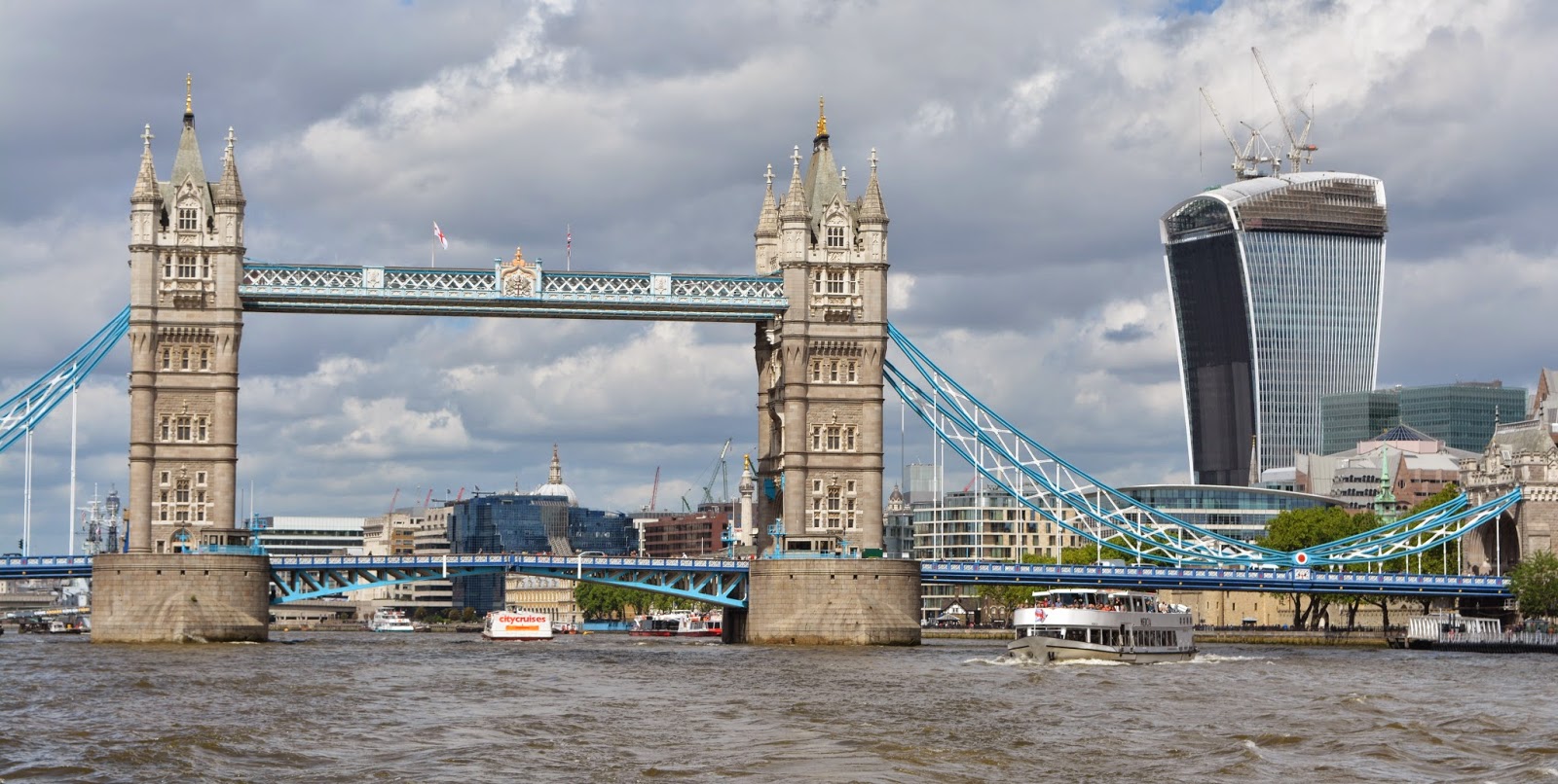 Passeio no Rio Tâmisa em Londres